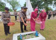 Peringati Hari Bhayangkara ke-80, Polres Pulau Morotai Gelar Ziarah Makam dan Tabur Bunga