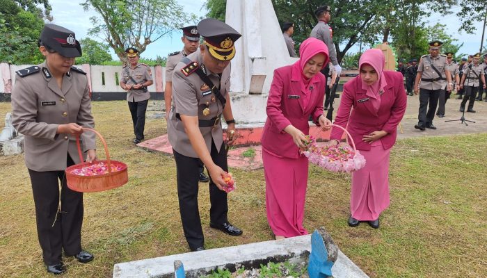 Peringati Hari Bhayangkara ke-80, Polres Pulau Morotai Gelar Ziarah Makam dan Tabur Bunga