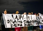 Warga Kawasi Bentangkan Spanduk Penolakan Terhadap Walhi