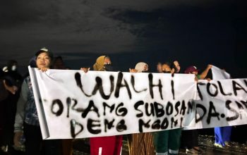 Warga Kawasi Bentangkan Spanduk Penolakan Terhadap Walhi