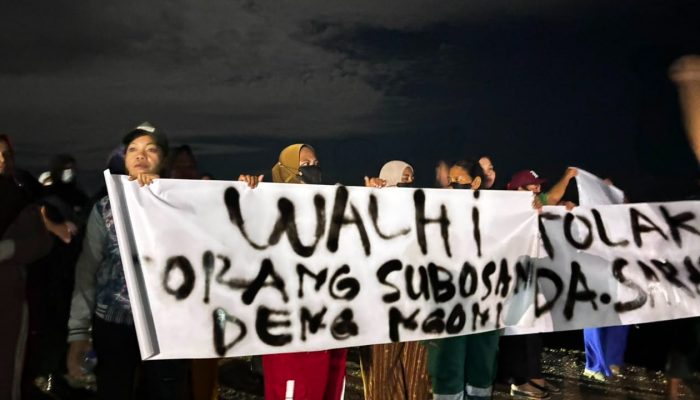 Warga Kawasi Bentangkan Spanduk Penolakan Terhadap Walhi