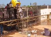 Akses Jalan Ditutup Oknum Warga, Layanan Pengangkutan Sampah Oleh Petugas di Desa Kawasi Terhenti