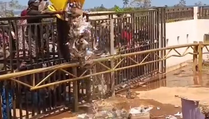 Akses Jalan Ditutup Oknum Warga, Layanan Pengangkutan Sampah Oleh Petugas di Desa Kawasi Terhenti