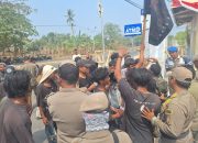 Aksi Mahasiswa Morotai Didepan Kantor Bupati Sempat Memanas dan Saling Dorong