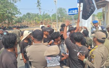 Aksi Mahasiswa Morotai Didepan Kantor Bupati Sempat Memanas dan Saling Dorong