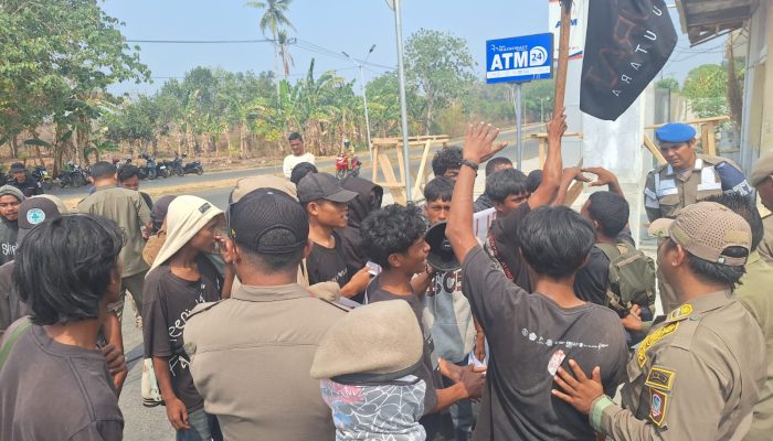 Aksi Mahasiswa Morotai Didepan Kantor Bupati Sempat Memanas dan Saling Dorong
