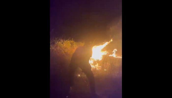 Sat Samapta Polres Morotai Benjuang Padamkan Kebakaran Lahan di Juanga Gunakan Ranting Pohon